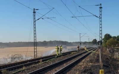FW Meerbusch: Abschlussmeldung: Kilometerlanger Vegetationsbrand an Bahnstrecke: Feuerwehr Meerbusch mit Vollalarm im Einsatz