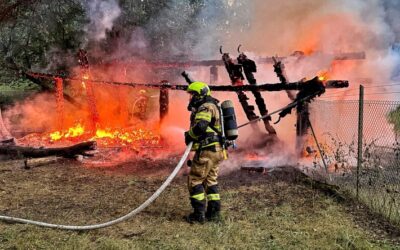 FW-NE: Holzunterstand im leer stehenden Damwildgehege in Selikum niedergebrannt | Knapp 16.000 Liter Löschwasser eingesetzt