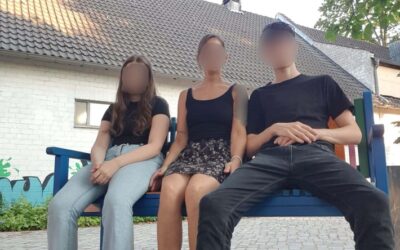 POL-NE: Gemeinsam stark für die Landesgartenschau: Jugendliche von „Kurve kriegen“ gestalten Kommunikationsbänke mit dem Kaufhaus Wertvoll der Caritas in Düsseldorf