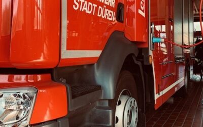 FW Düren: Brand im Dachbereich einer Industriehalle