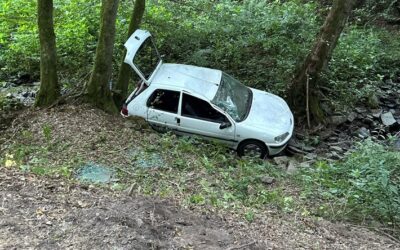 POL-HA: Auto landet nach Überschlag im Bachlauf – vier verletzte junge Männer