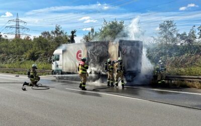 FW-NE: Lkw-Aufbau brennt auf der A57 | Autobahn vollständig gesperrt