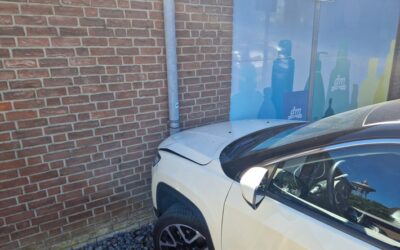 FW Meerbusch: PKW in Hauswand