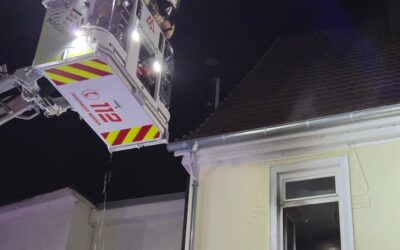 FW Menden: Brand in einem Mehrfamilienhaus in Menden – eine verletzte Person