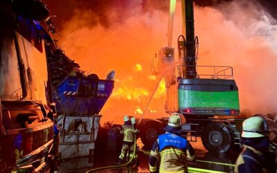FW-E: Großbrand auf Schrottplatz – rund 140 Einsatzkräfte im Einsatz