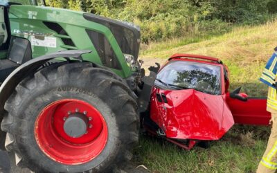 POL-COE: Olfen, Vinnumer Landweg/Auto und Trecker stoßen zusammen