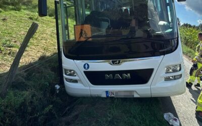 POL-MK: Schulbus kippt in Straßengraben