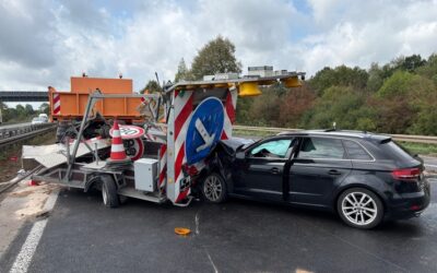 FW Moers: PKW kollidiert mit Sicherungsfahrzeug auf der A42