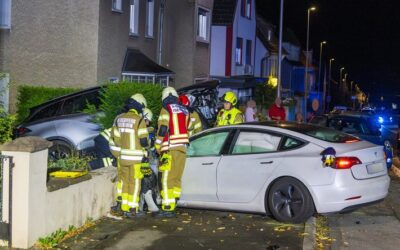 FW-MK: PKW kollidiert mit drei Fahrzeugen in Letmathe