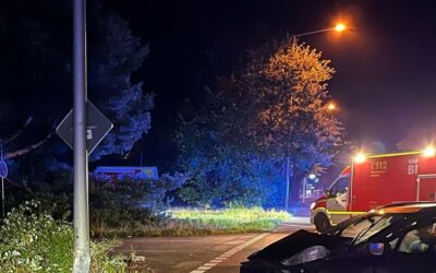 POL-BI: Betrunken gegen Mittelinsel und Laterne