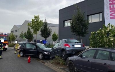 POL-MK: Tesla rammt drei geparkte Autos: 100.000 Euro Schaden